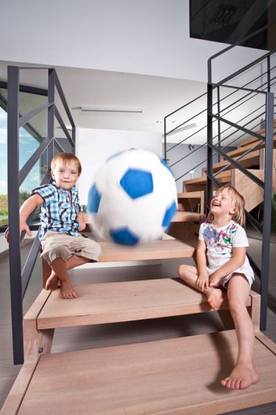 Kinder auf Stiege