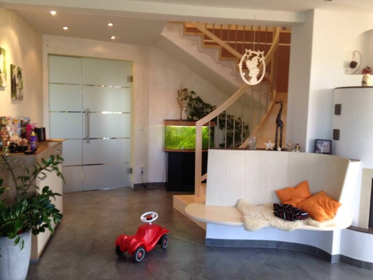 Stufen, Geländer und Ofenbank in hellem Ahorn - STEINKOGLER