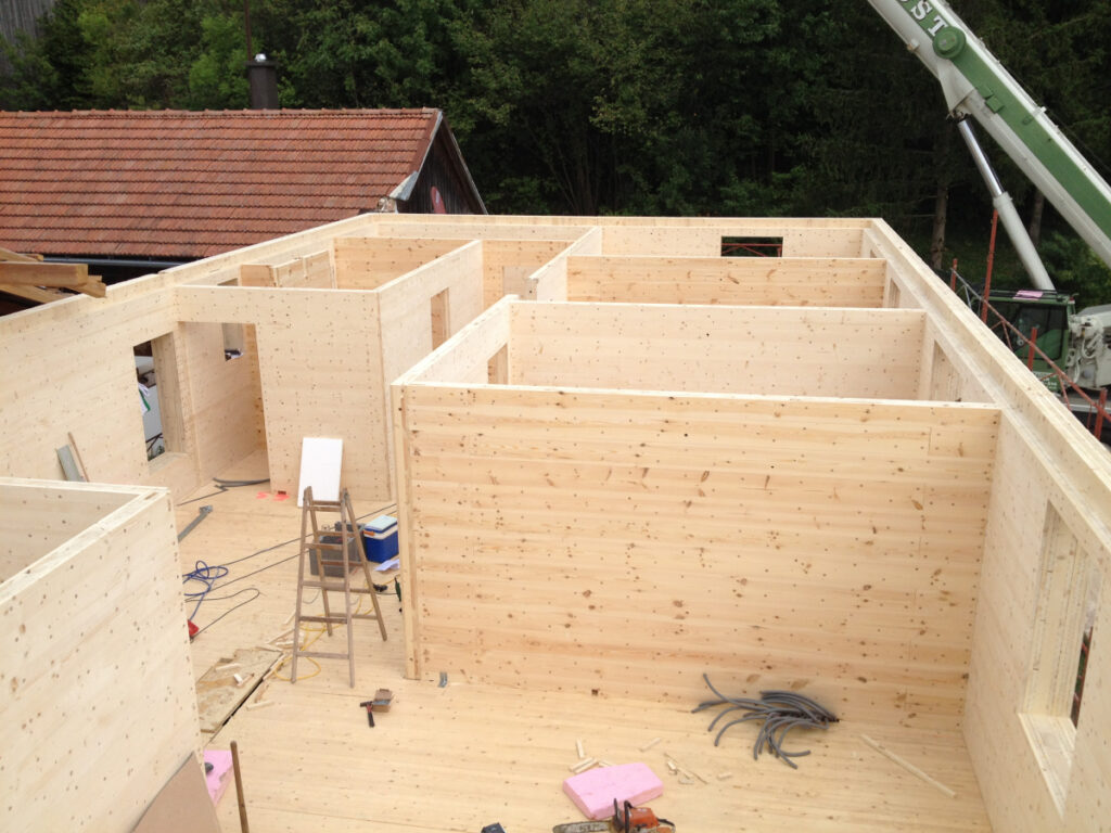 Holzhaus wird gebaut. Aufbau am Schafferhof