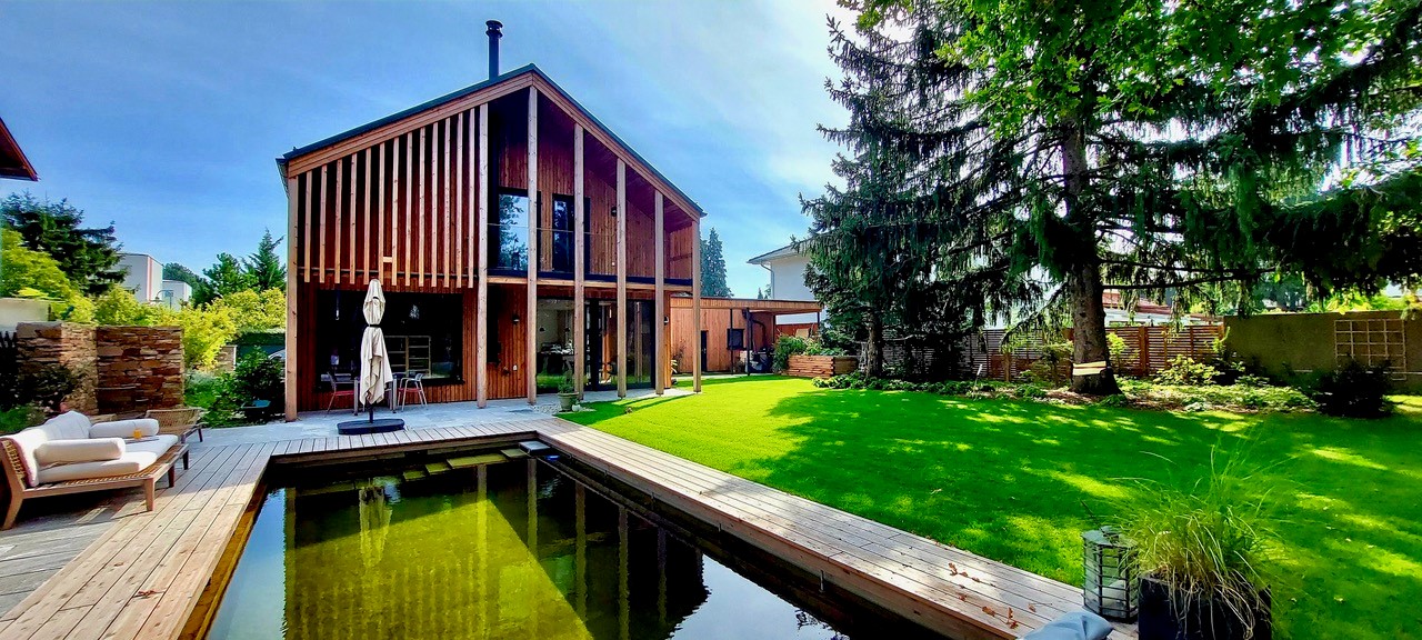 Holz100-Haus mit Gartengestaltung