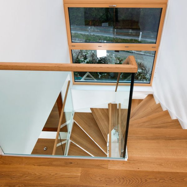 Treppe mit weißen Stahlwangen und Glasgeländer