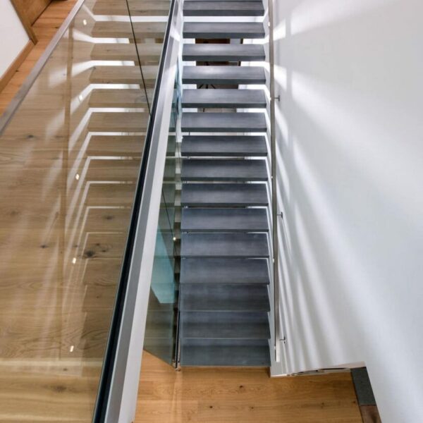 Kragarmtreppe mit Sichtbeton Stufen und Glasgeländer