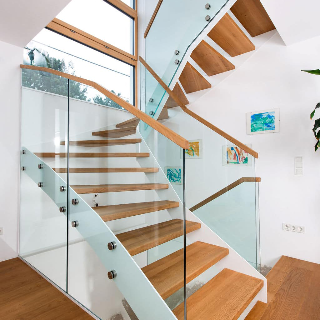 Treppe mit weißen Stahlwangen und Glasgeländer 1zu1
