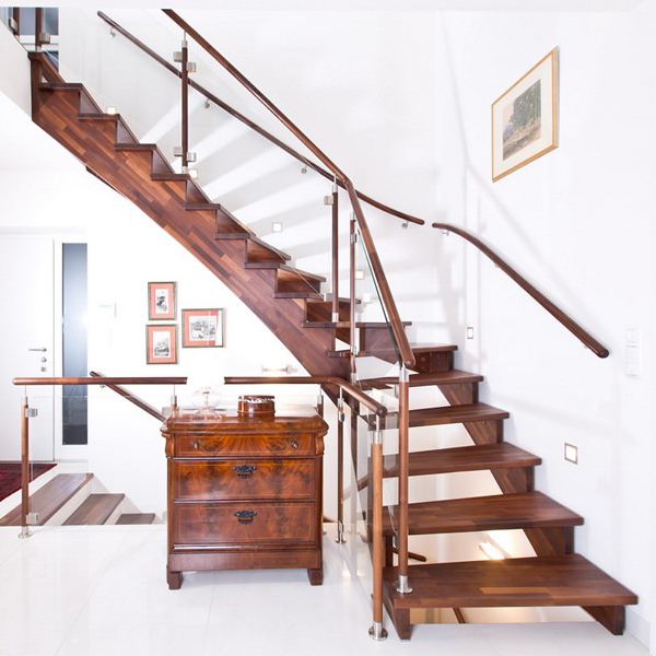 Wangenstiege-Treppe-aufgesattelte-Wangen-Geländer-mit-Glas-dunkles-Holz-2_quadratisch