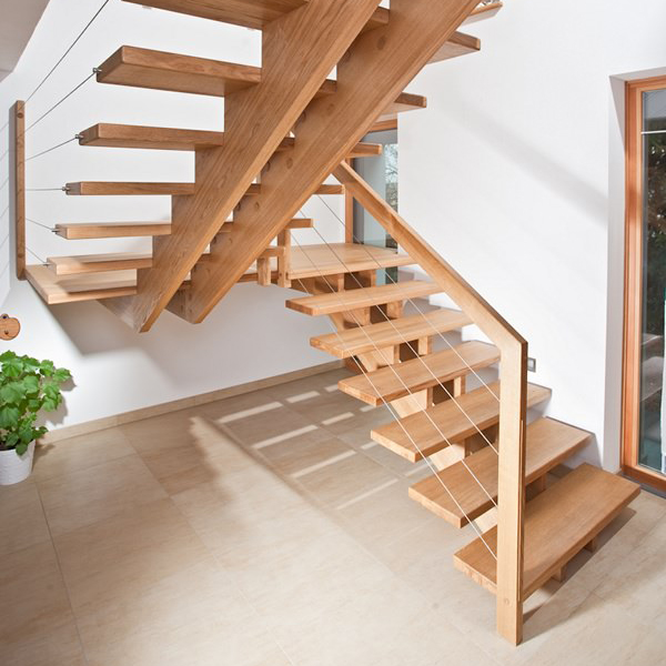 Wangenstiege-Treppe-aufgesattelte-Wangen-Geländer-mit-Seile-mittelbraunes-Holz-2_quadratisch