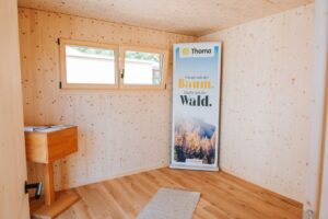 HoizHoamat-Steinkogler_MesseWBG_NicoleEigenthaler-11 Tiny Haus, Wald, Garten, Gartenhaus, Kunst, Kunstraum, Party, Partyraum, Yoga, Natur, Thoma, Holz100, Tinyhouse, Treppen, Kippfenster, Texing, Stiegen, Vollholzhäuser, Texingtal, Fichte, Pool, HoizHoamat
