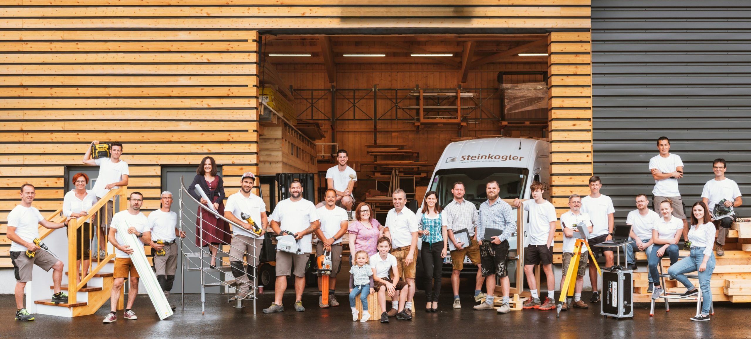 Team von Steinkogler, Texing, Texingtal, Montagebus, Lagerhalle, Stiege, Treppe, Geländer