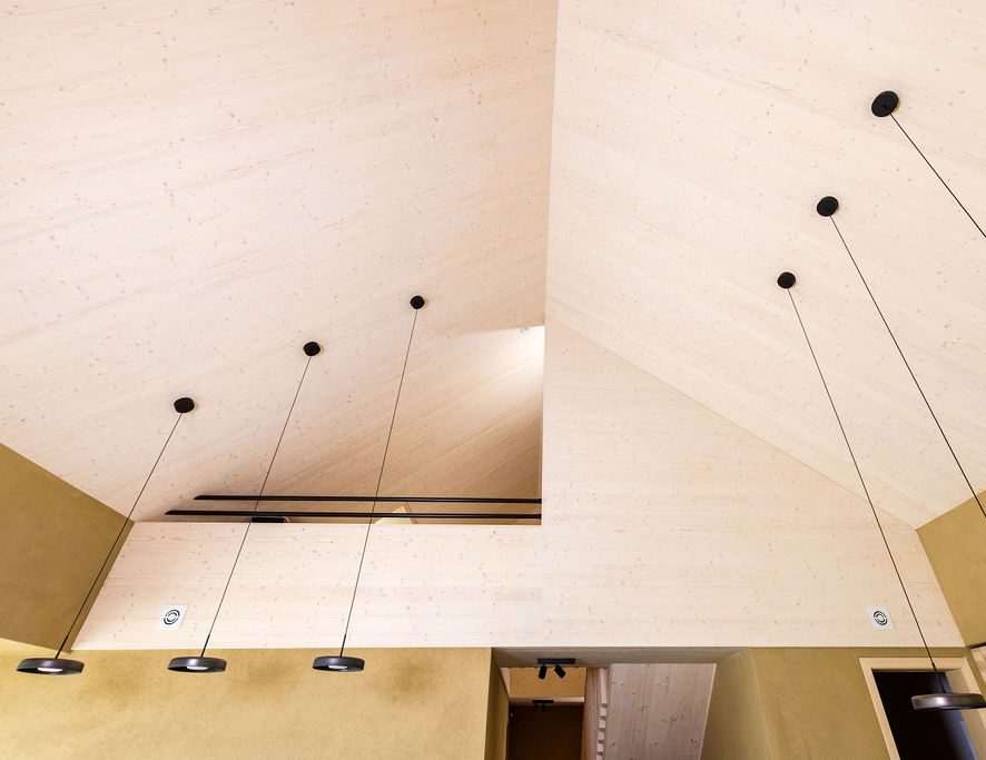 Holz, Eiche, Buche, Fichte, Lehmputz, Dachbodenausbau, weiße Holzoberfläche, Treppe, Deckenleuchte, Lampe