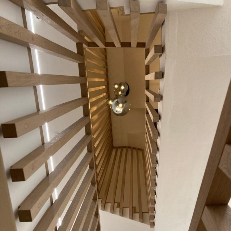 Stiege, Treppe, Texing, Texingtal, Buche, Eiche, Wange aus Stahl, Stahlwange, lackierte Wange, Edelstahl, Geländer aus Holz, Geländer aus Stahl, Geländer, Wangenstiege, Holzwange, Wange aus Holz, Glasgeländer, LED-Beleuchtung, Stufenbeleuchtung, Trittstufen, Betonstiegenverkleidung, Belag auf Beton, Glas, Absturzsicherung