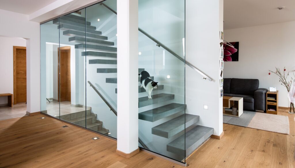 Sichtbeton-Treppe und Betonstiege Oberfläche, Holzverkleidung und Geländerbefestigung