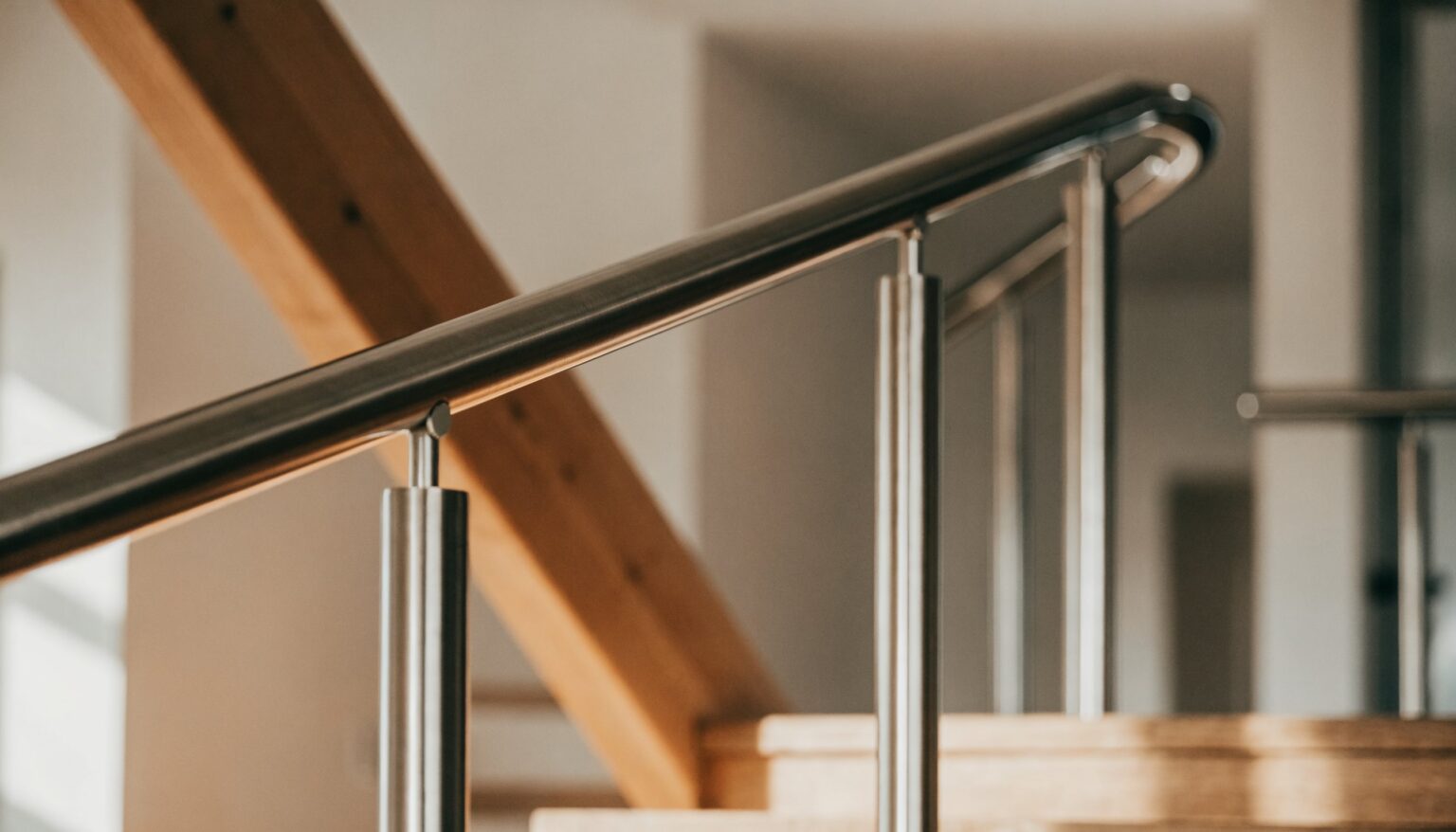 Modernes gebürstetes Edelstahl-/Niro-Geländer an einer Treppe in einem hellen Wohnhaus