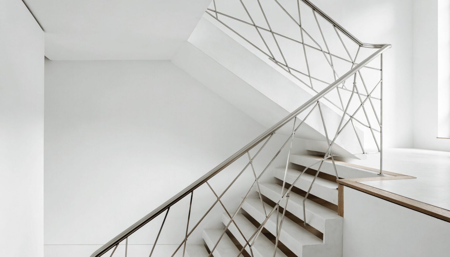 Filigranes Flachstahlgeländer an moderner Treppe – Flachstahlgeländer für Treppe und Balkon