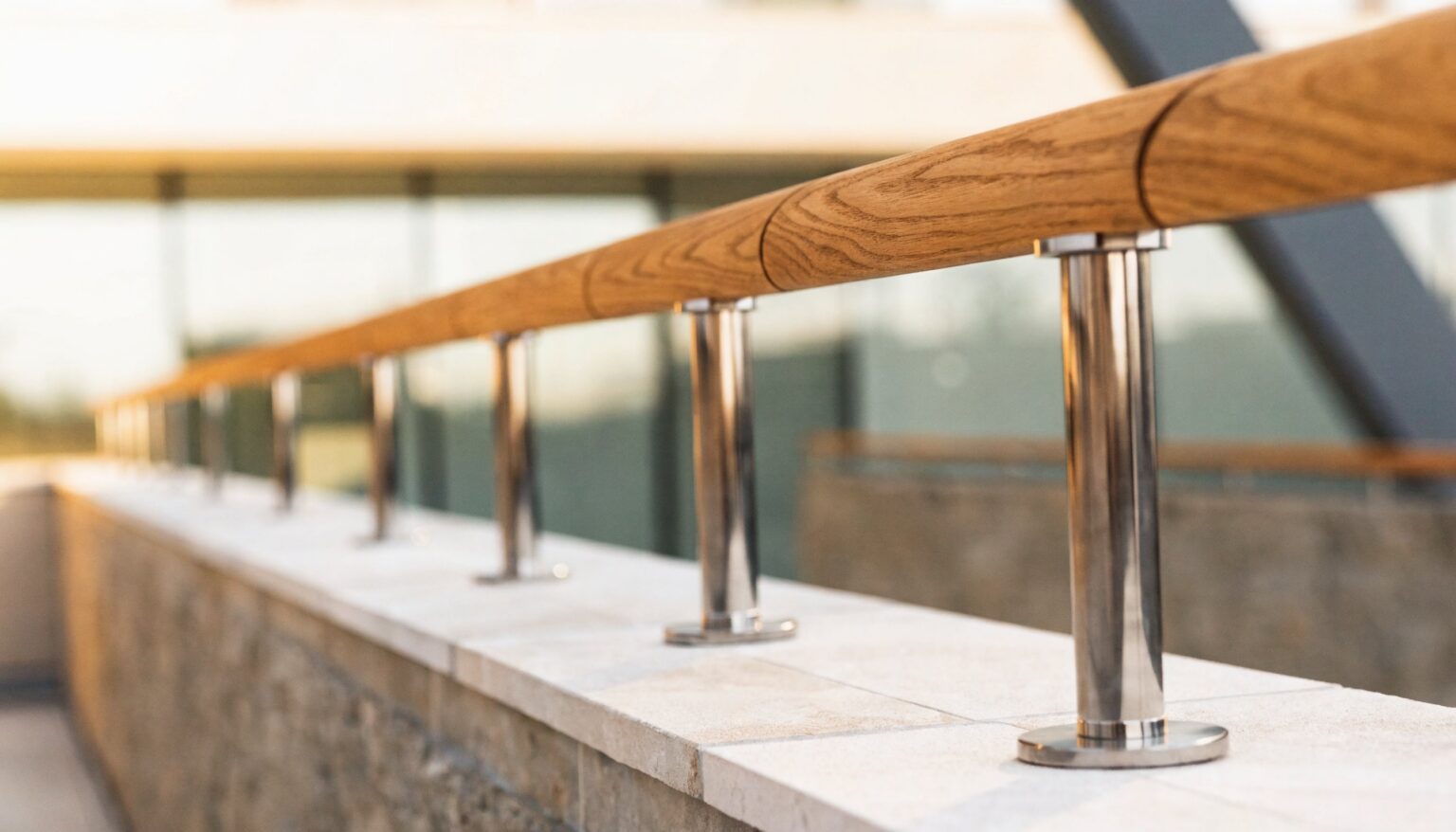 Geländer auf einer Mauer mit Abdeckung und Holzhandlauf