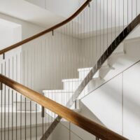 Harfengeländer mit klaren Linien an einer Treppe – Harfengeländer