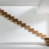 Freitragende Kragarmstiege aus Holz in hellem Interieur – Kragarmstiege