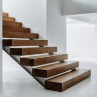Stahlwangentreppe mit Holzstufen in hellem Interieur – Stahlwangentreppe Konstruktion und Formen