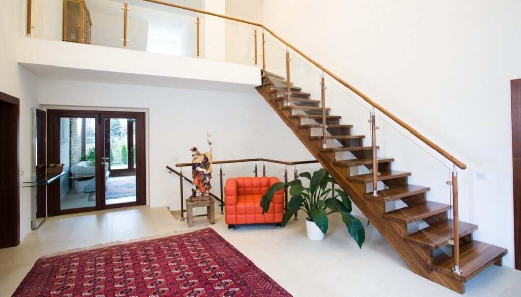 Aufgesattelte Treppe und Mittelholmstiege Konstruktion, Optik und Einsatz