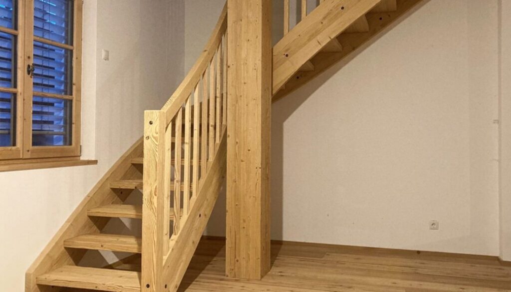 Holzstiege aus Fichte mit Holzgeländer in einem Wohnhaus – Holzarten für die Stiege bei Steinkogler