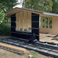 Schraubfundament Holzhaus: Vollholz-Gartenhaus im Rohbau auf Schraubfundamenten mit Stahlrahmen