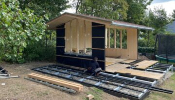 Schraubfundament Holzhaus: Vollholz-Gartenhaus im Rohbau auf Schraubfundamenten mit Stahlrahmen