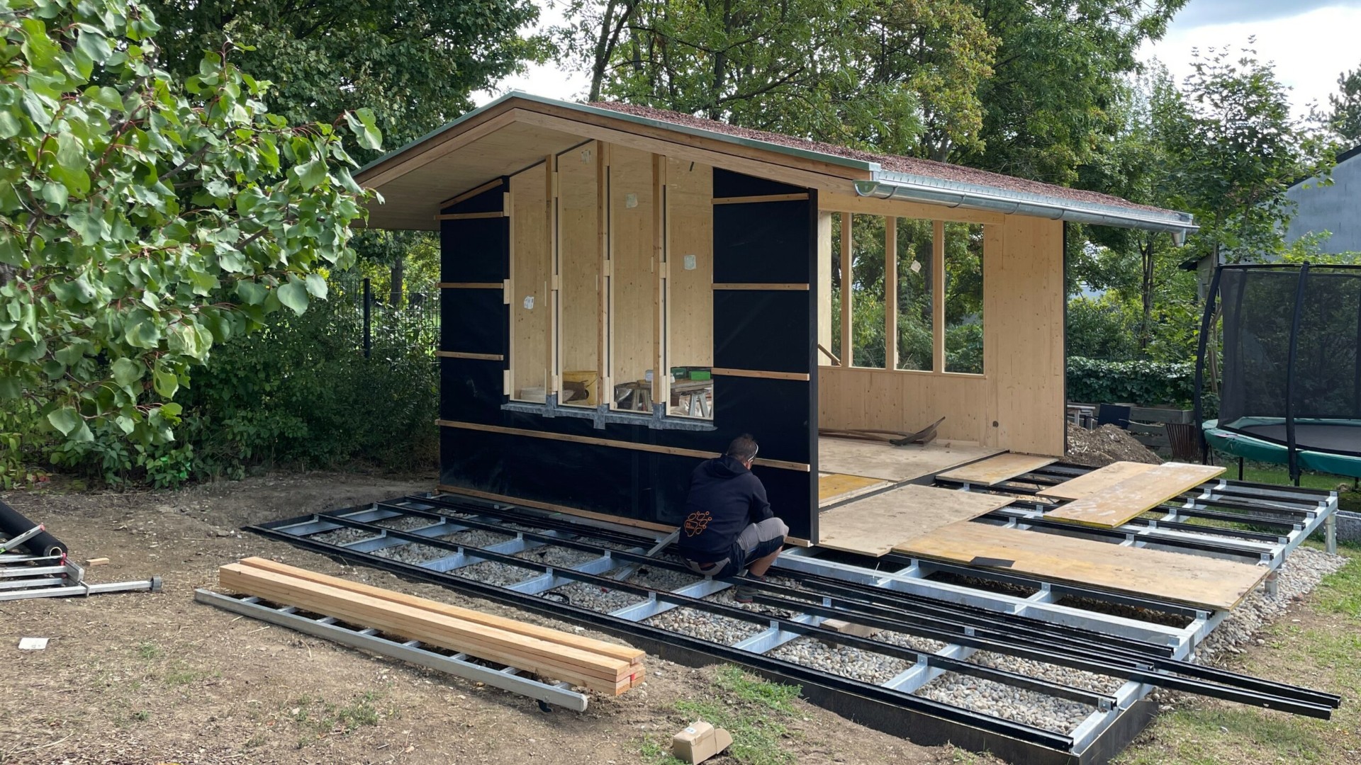 Schraubfundament Holzhaus: Vollholz-Gartenhaus im Rohbau auf Schraubfundamenten mit Stahlrahmen