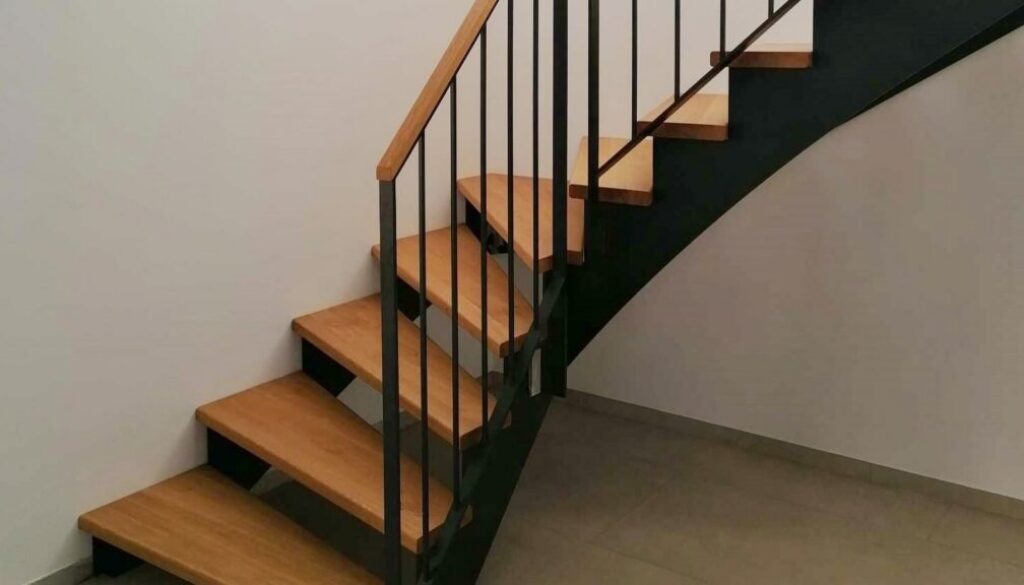 Stahltreppe mit Holzstufen: Stahlwangenstiege mit Holzstufen und schwarzem Stabgeländer von Steinkogler