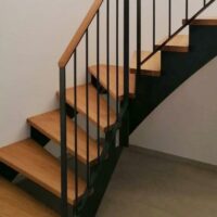 Stahltreppe mit Holzstufen: Stahlwangenstiege mit Holzstufen und schwarzem Stabgeländer von Steinkogler
