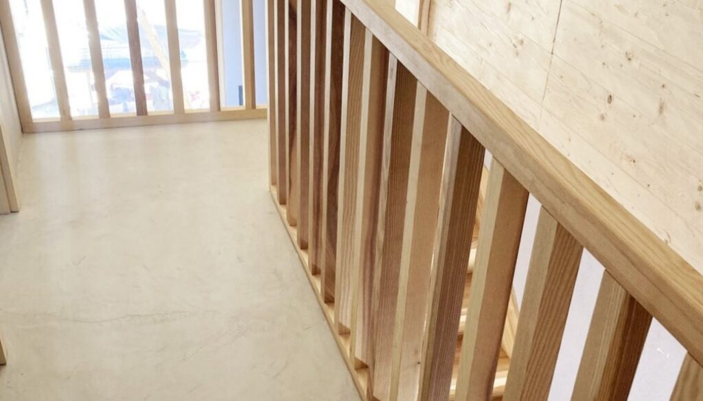 Treppengeländer selber bauen oder vom Fachbetrieb: Stiegengeländer mit senkrechten Holzstäben und Handlauf von Steinkogler